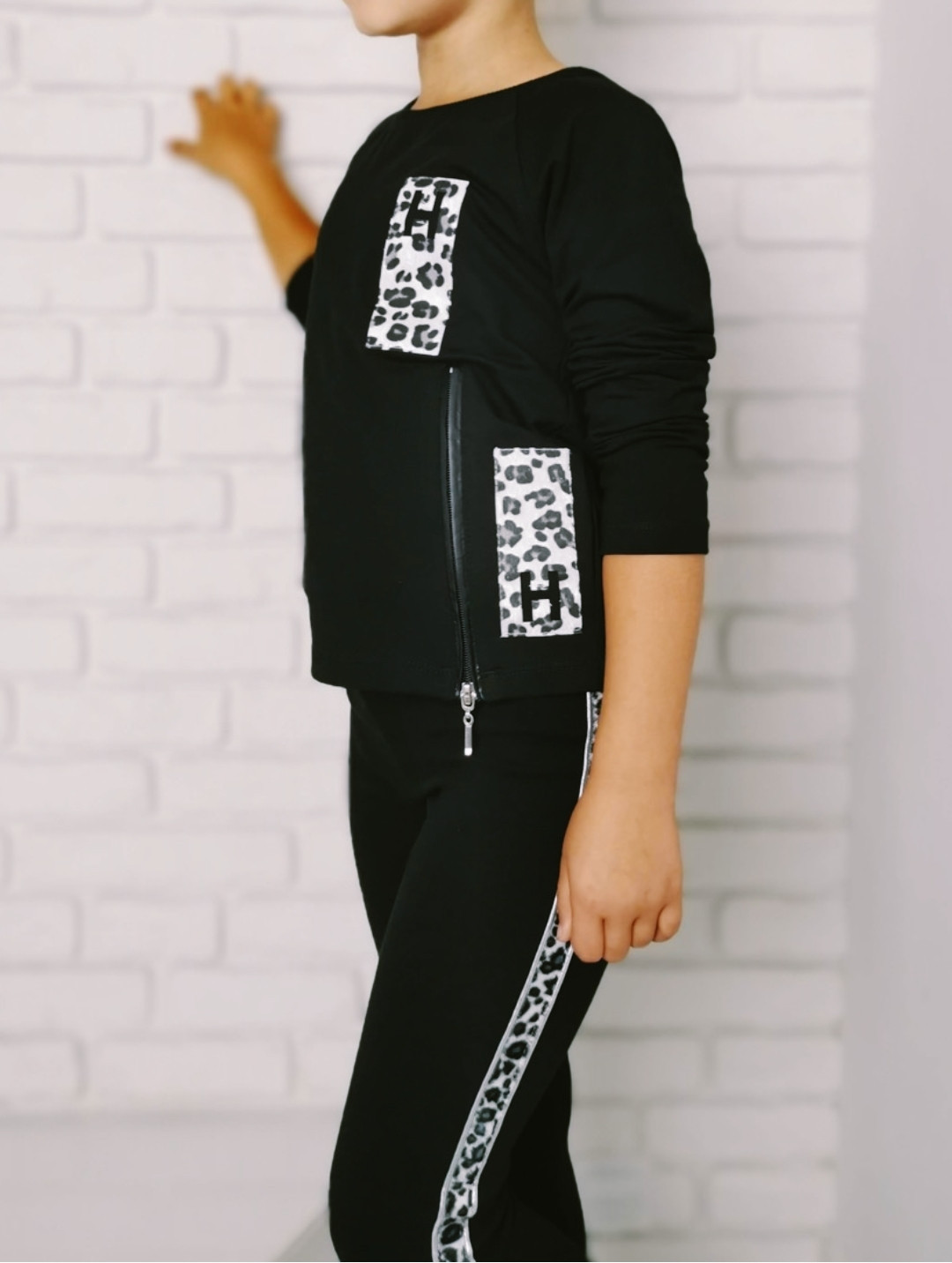 CZARNA BLUZA DLA DZIEWCZYNKI Z OZDOBNYM ZAMKIEM I PANTERKĄ